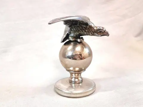 Embleem/mascotte/kenteken - Desmo - Eagle on Ball -