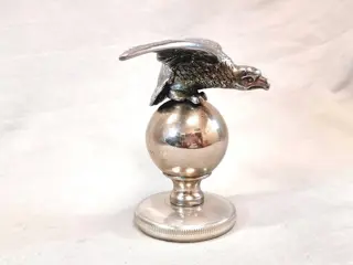 Embleem/mascotte/kenteken - Desmo - Eagle on Ball -