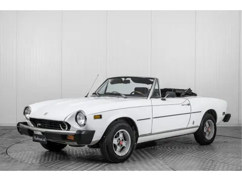 Fiat 124 Spider . (bj 1977)