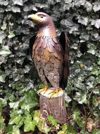 Havik , adelaar tuinbeeld