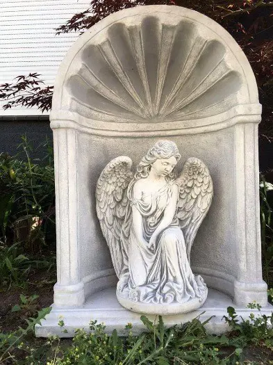 Bidkappel , kapel engelbeeld , tuinbeeld