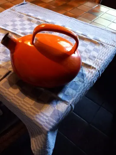 Oranje, emaille fluitketel, oud