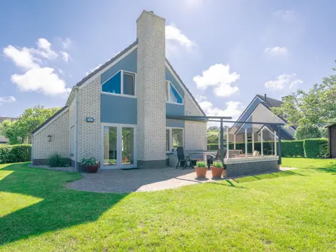 Smaakvol ingericht ruim vakantiehuis met riante tuin in De Koog