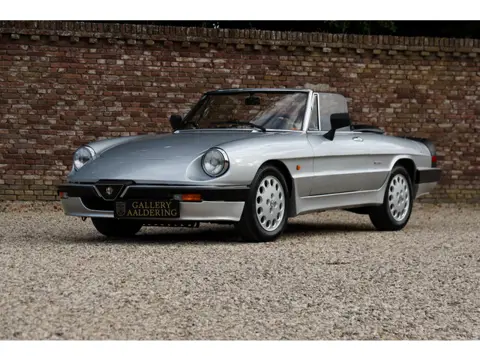 Alfa Romeo Spider 2.0 QV "Argento" The sportive QV - "Quadrifoglio Verde" - version within the 3rd s