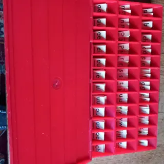 Letterdoos, - . Met deze letterdoos leren kinderen spelenderwijs letters, woordjes en zinnen lezen -