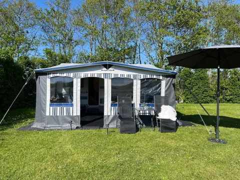 Compleet ingerichte caravan met voortent op boerencamping