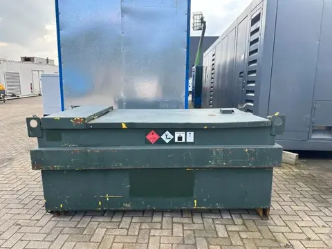 Kiwa IBC Steenbergen KIWA IBC 1500 liter dieseltank met handpomp