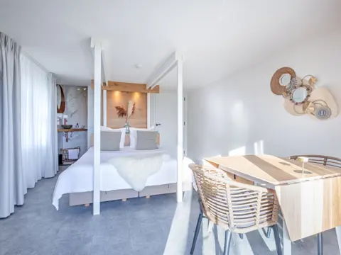 Luxe Tuin Suite in authentieke stolpboerderij bij de Waddenzee