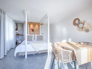 Luxe Tuin Suite in authentieke stolpboerderij bij de Waddenzee
