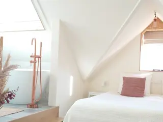 Luxe farm suite met bad in authentieke stolpboerderij bij de Waddenzee