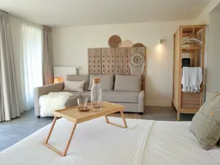 Luxe Tuin suite Superior met fijne bank in authentieke stolpboerderij