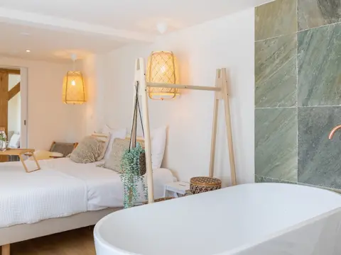 Luxe tuin suite met ligbad