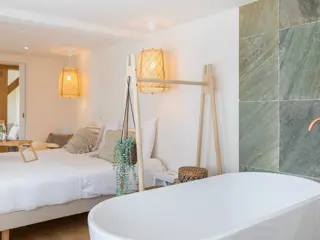 Luxe tuin suite met ligbad