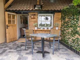 Luxe suite in historische wierschuur bij stolpboerderij