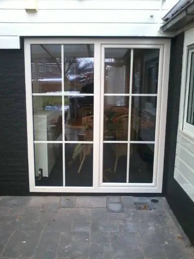 Kunststof schuifpuien met vakverdeling. Vele kleuren