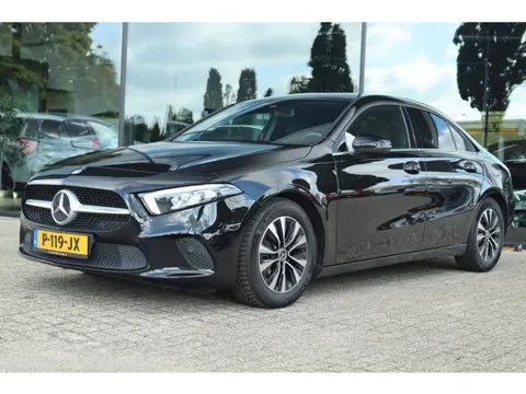 MERCEDES-BENZ A-KLASSE 180 BUSINESS SOLUTION AUT. | ORIG. NL | WIDESCREEN | TREKHAAK | CARPLAY | CAM