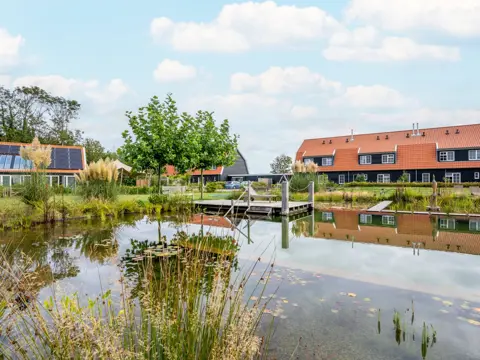 Luxe villa met 18 hotelkamers landelijk gelegen aan de rand van Den Burg