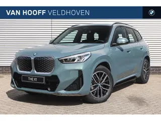 BMW iX1 eDrive20 M Sport / Sportstoelen / Achteruitrijcamera / M Adaptief onderstel / Head-Up / Stuu