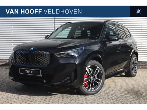 BMW iX1 eDrive20 M Sport / Panoramadak / Sportstoelen / Adaptieve LED / M Adaptief onderstel / Parki