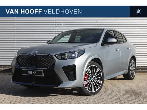 BMW iX2 eDrive20 High Executive M Sport / Panoramadak / Sportstoelen / Adaptieve LED / Parking Assis