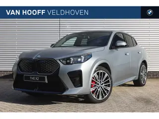 BMW iX2 eDrive20 High Executive M Sport / Panoramadak / Sportstoelen / Adaptieve LED / Parking Assis