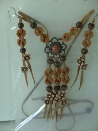 KETTING MET OORBELLEN KRANSJES EN BLOEMEN (4) NIEUW