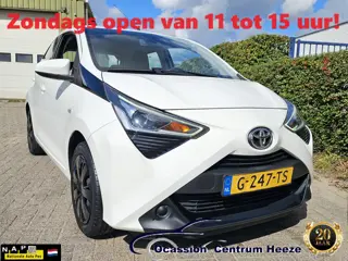 Toyota Aygo 1.0 VVT-i x-Play! Carplay! Camera! Apk 8-2027! Zondag OPEN!