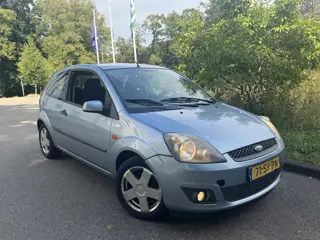 Ford Fiesta 1.6-16V AUTOMAAT !, gereserveerd, AIRCO, PDC, MOOI + GOED