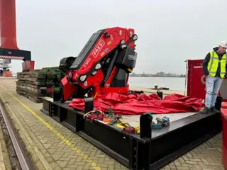 FASSI 8 x HYDR + 3 X MANUEL, REMOTE CONTROLE, WINCH 5630 KG, WITH SEPARATE BOX WITH HYDROVEN POWERPA