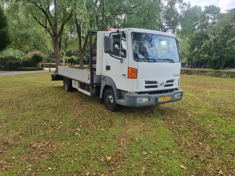 Nissan ATLEON oprijwagen met airco (bj 2004)