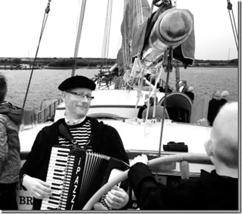 Accordeonist bij uw Zeil- of Vaartocht ; Accordeon Muzikant