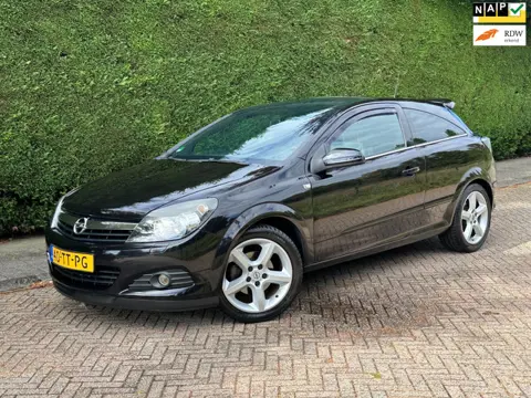 Opel Astra GTC 1.8 Executive /XENON/CRUISE/PDC/STOELVERWARMING/