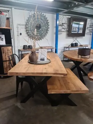 Kijk voor een groot assortiment vintage meubels.