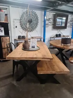 Kijk voor een groot assortiment vintage meubels.