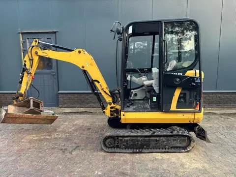 CAT 301.8C Mini kraan met aanhanger
