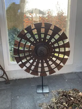 HOUTEN SPINNEWIEL OP STANDAARD NR 1.