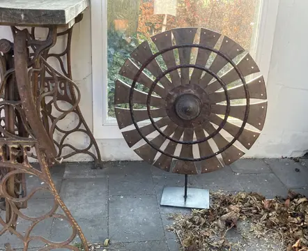 HOUTEN SPINNEWIEL OP STANDAARD NR 2.