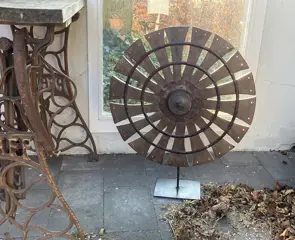 HOUTEN SPINNEWIEL OP STANDAARD NR 2.