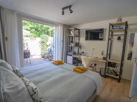 Modern ingerichte kamer dichtbij bos strand en duinen