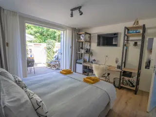 Modern ingerichte kamer dichtbij bos strand en duinen