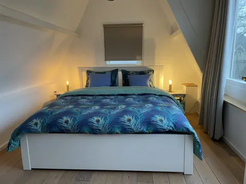 Fijne slaapkamer met ruime badkamer zitkamer en kitchenette