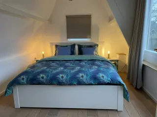 Fijne slaapkamer met ruime badkamer zitkamer en kitchenette