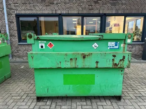 Kiwa IBC Steenbergen 2000 liter Dieseltank met handpomp Milieutank