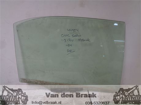 Honda Civic 4 deurs 2004-2006 Ruit portier rechts achter