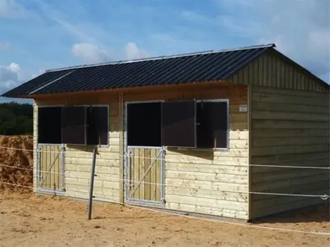 Houten paardenstal te koop.