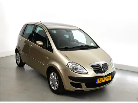 Lancia Musa 1.4-16V Platino Automaat Panoramadak, schuifdak, privacy glas, 4 season banden, airco,