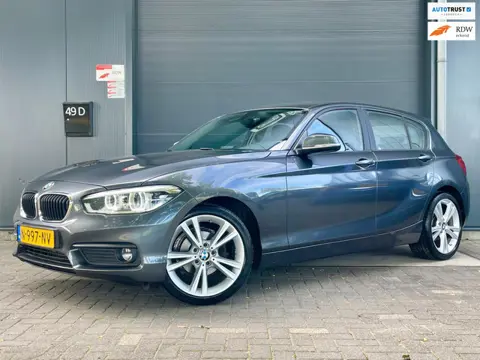BMW 1-serie 118i Corporate Lease SPORT AUTOMAAT NAVI BLUETOOTH CRUISE LED HALFLEER 18'' VELGEN MF ST