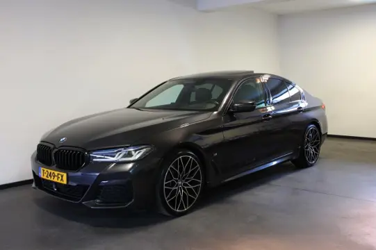 BMW 5-SERIE 540I BNS EDIT.+, M-Pakket, DAB+, Remus, Softclose, Schuifdak, 21 inch M wielen