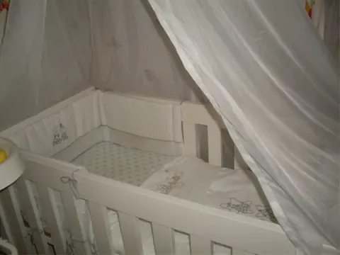 Te koop mooie witte hoog glans baby kamer