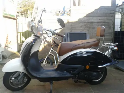 Mooi scooter tekoop met regen scherm en afdekhoes.